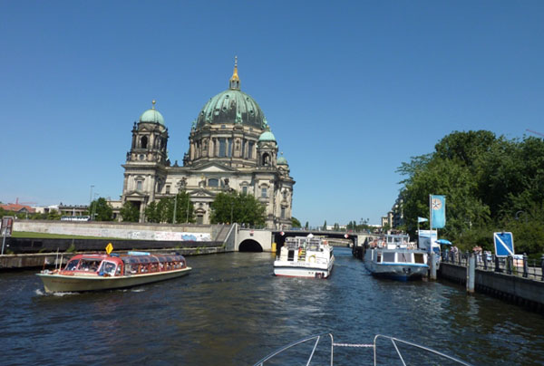 Hausbootfahrt auf der Spree durch Berlin