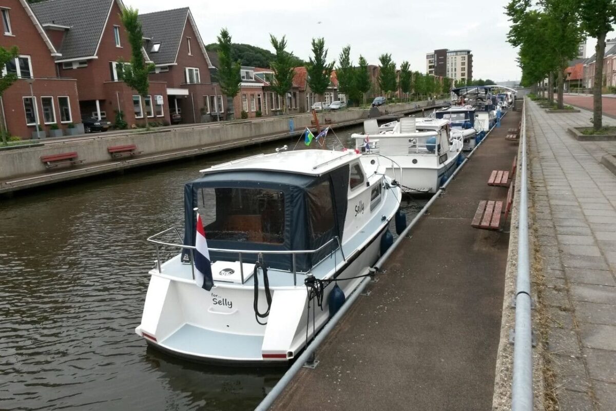 Motorboot Australis im Hafen