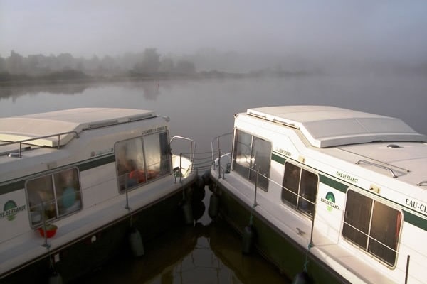 Hausboote Eau Claire im Nebel