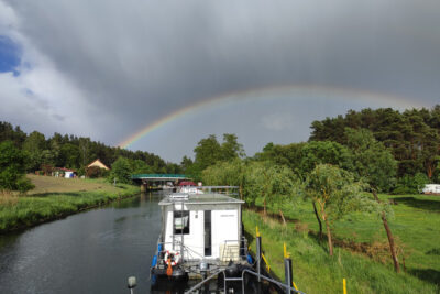 Regenbogen auf Bootsfahrt
