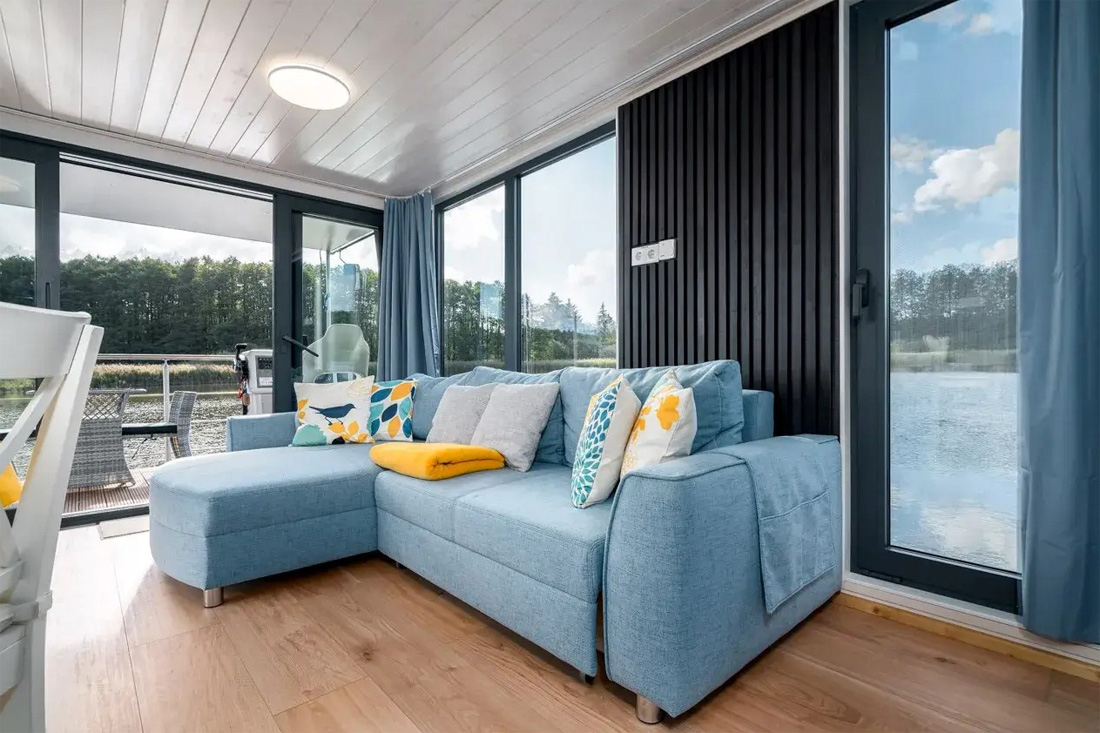 Wohnbereich mit Couch auf Liberty Hausboot