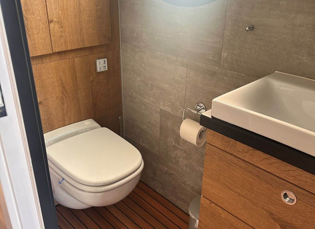 Toilette und Waschbecken Hausboot Brino