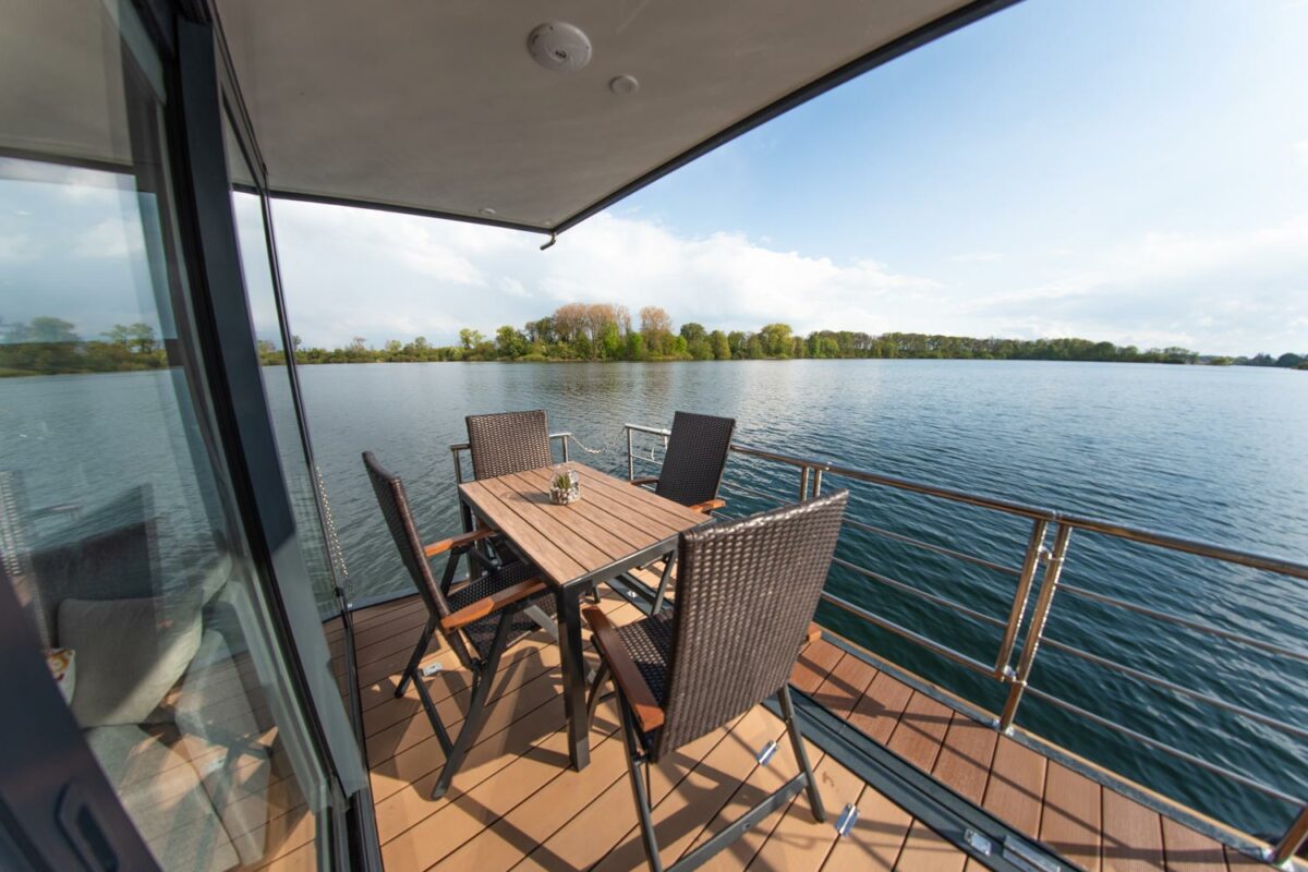 hausboot-ananda-terrasse-vorne