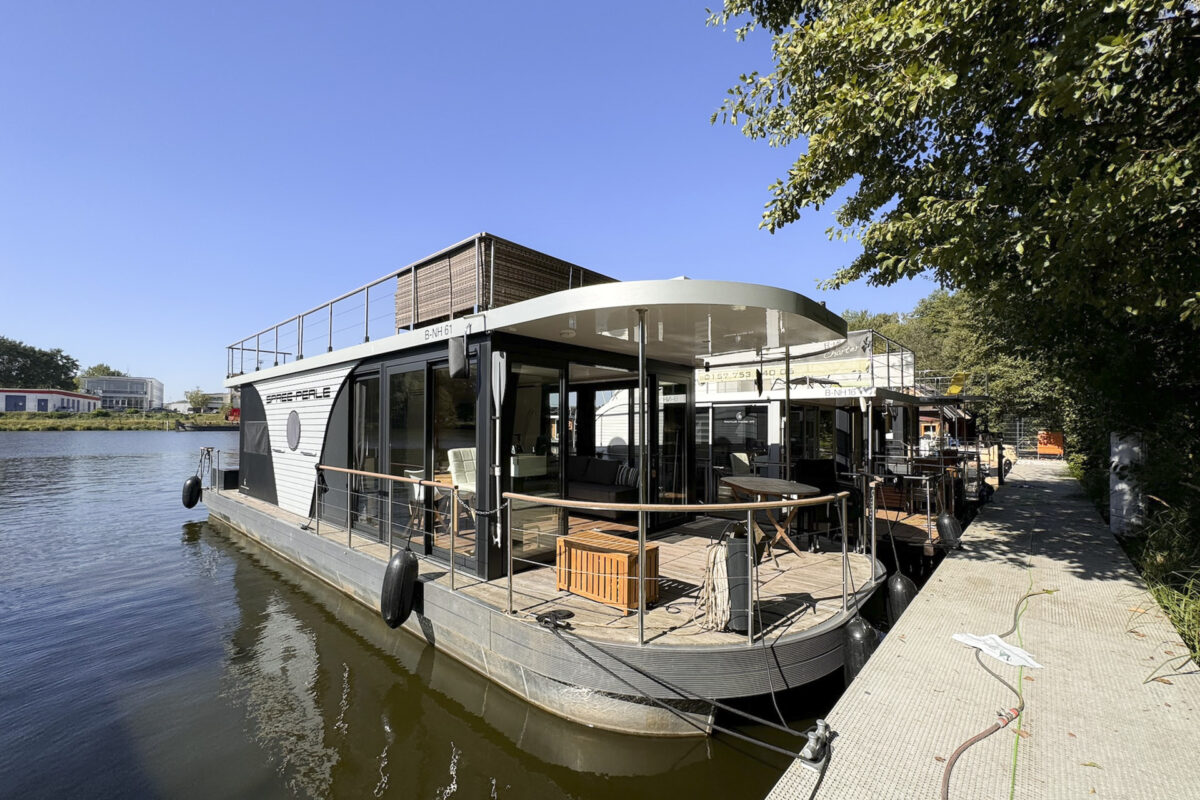 hausboot-spreeperle-am-steg