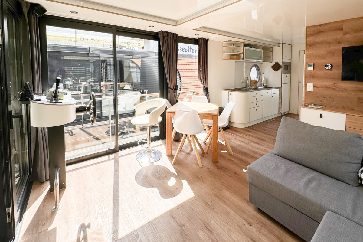 hausboot-spreeperle-salon-kueche-essplatz