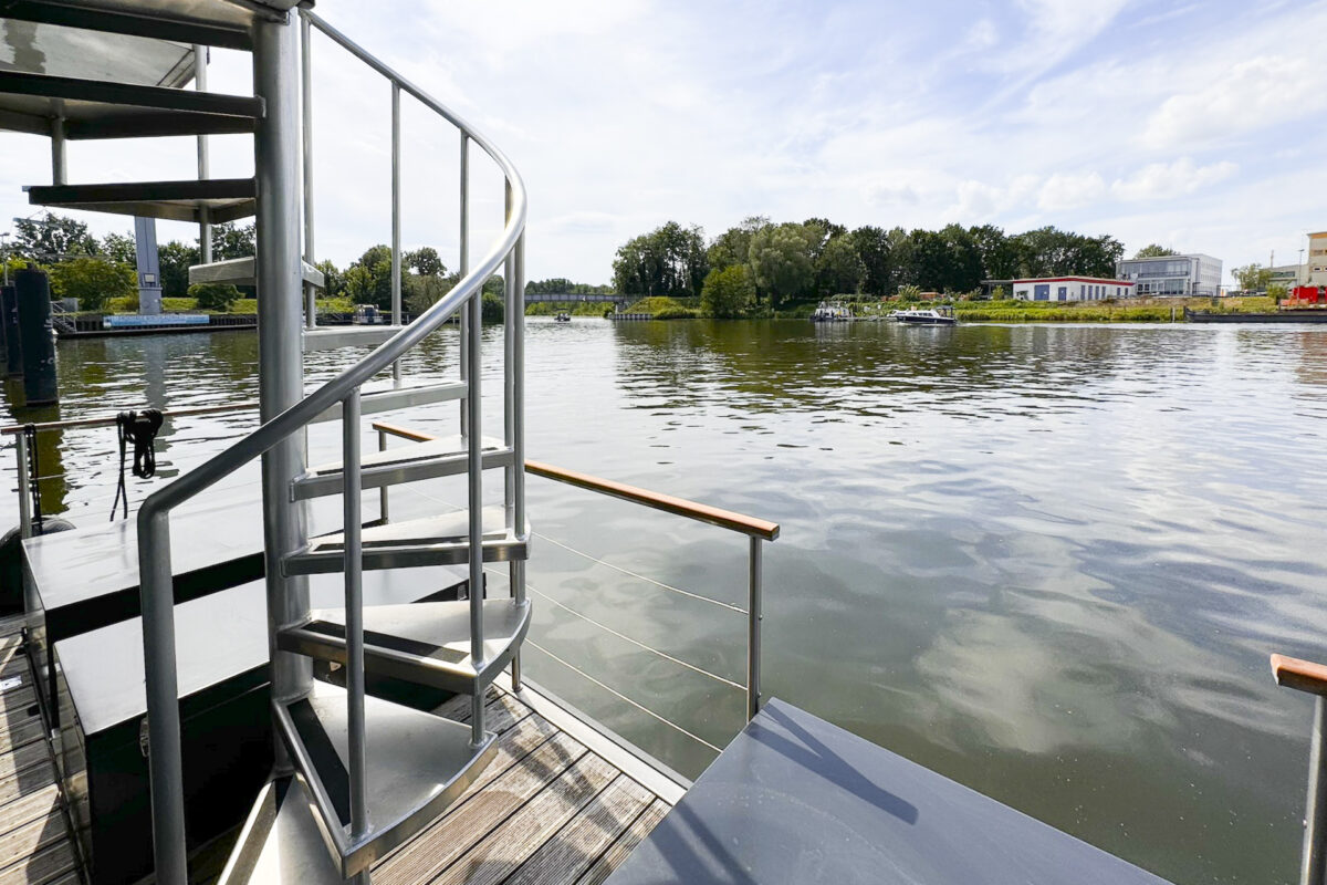 hausboot-spreeperle-treppe-zur-dachterrasse