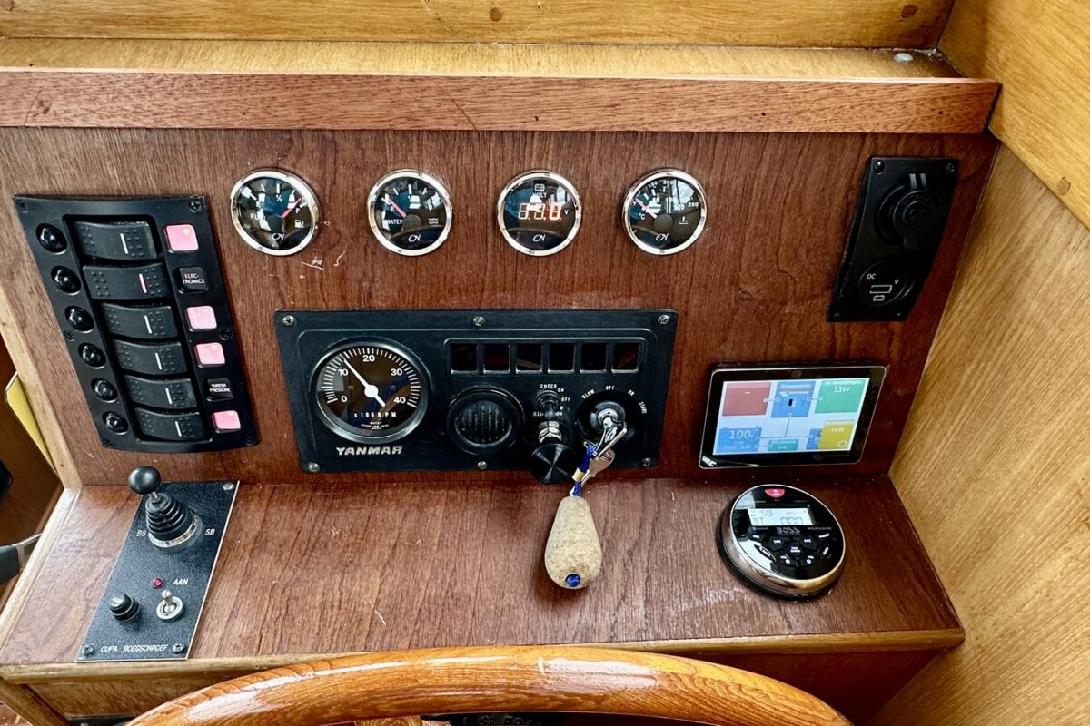 hausboot_pluto_steuer_cockpit_2