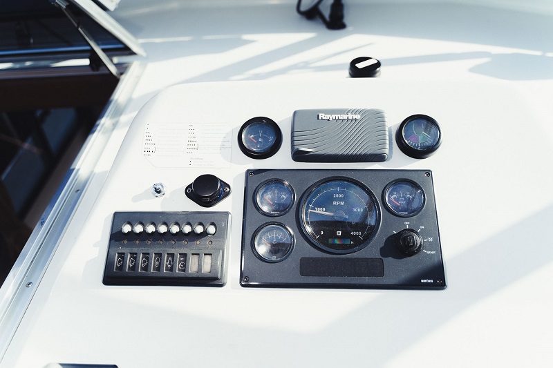 motoryacht-anabell-cockpit-bedienung